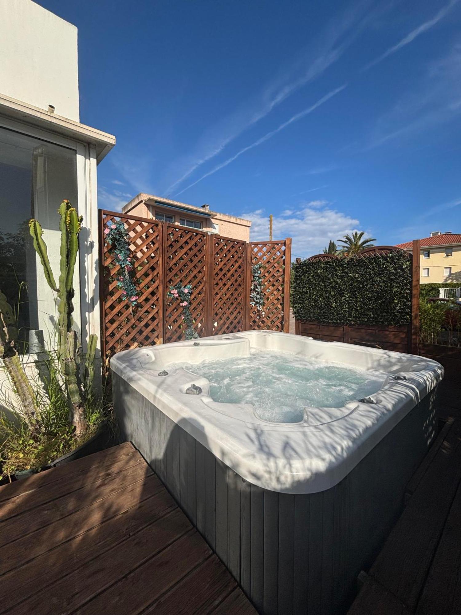 Hotel Sable Et Soleil - Port, Plage Et Jacuzzi Prive Fréjus Exterior foto